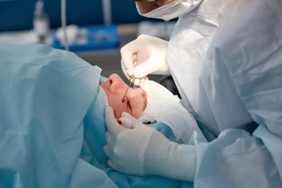 Jakie są różnice w chirurgicznej versus laserowej plastyce powiek?